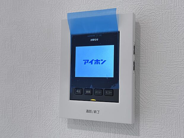 【TVモニター付インターホン】来訪者の様子を室内TVモニターでチェック。対応したくないセールスを断りやすく、子どもに留守番をさせるときも安心。不在時の来訪者を録画でき、犯罪抑止効果も期待でき…