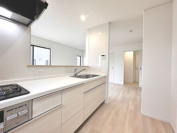 【キッチン】機能美を追求したキッチン。毎日の料理が楽しくなる洗練された空間です。