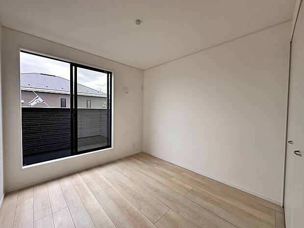 【洋室】大きな窓からたっぷりと陽光が注がれる明るい空間。シンプルにデザインされた室内。家具やレイアウトでお好みの空間に。