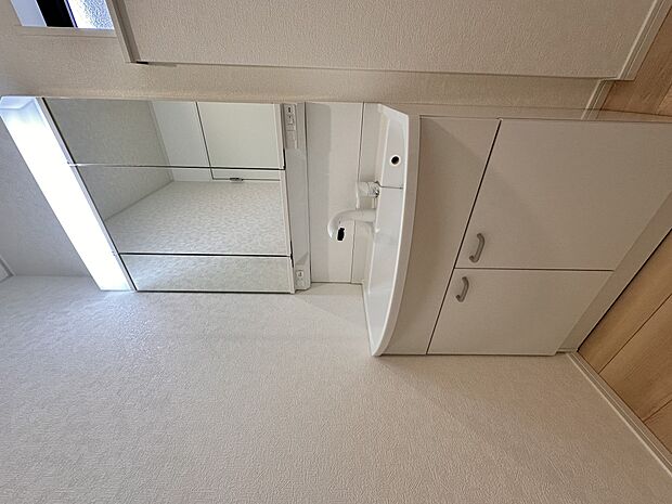 【三面鏡洗面化粧台】 ミラーを手前に引けば、楽な姿勢で髭剃りやメイクができます。合わせ鏡にすればヘアスタイルのチェックもラクラク。洗面化粧台のミラー裏にはたっぷり入る収納スペースを設けてい…