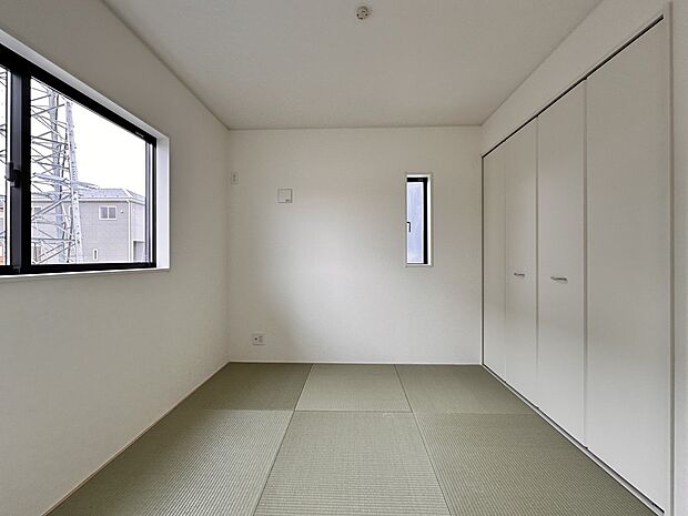 【和室】 畳には音を吸収する作用があるので、元気いっぱいのお子さんの遊び場所として、最適な空間となるでしょう。また、クッション性があるのでお子さんが転んでケガをするリスクを軽減してくれます…