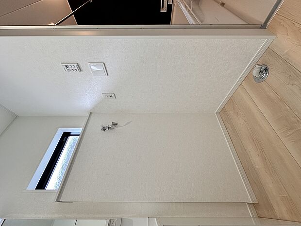 【ランドリースペース】毎日使う洗濯機。しっかりと奥行きのある置き場が確保されています。