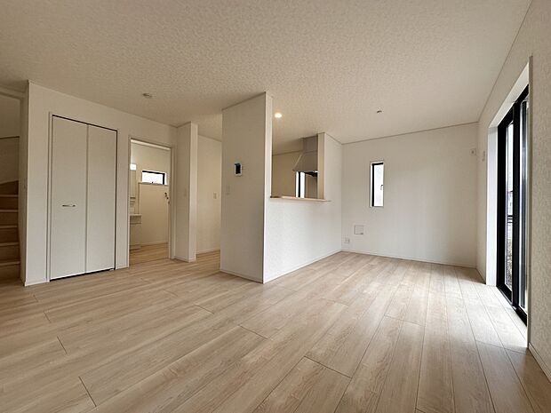 【LDK-15.2帖】大きな窓から差し込む陽光が、心地よいリビングタイムを演出します。