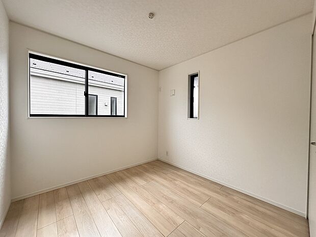【洋室】表情豊かな木目が醸しだす空間は、暮らしに落ち着きと華やぎを与えてくれます。