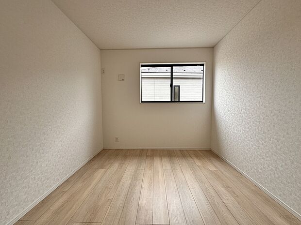 【洋室】時間によってさまざまな陽光を映し出す大きな窓。住みやすさを追求した間取り。