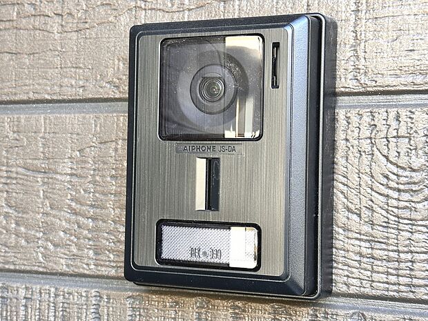 【TVモニター付インターホン】来訪者の様子を室内TVモニターでチェック。対応したくないセールスを断りやすく、子どもに留守番をさせるときも安心。不在時の来訪者を録画でき、犯罪抑止効果も期待でき…