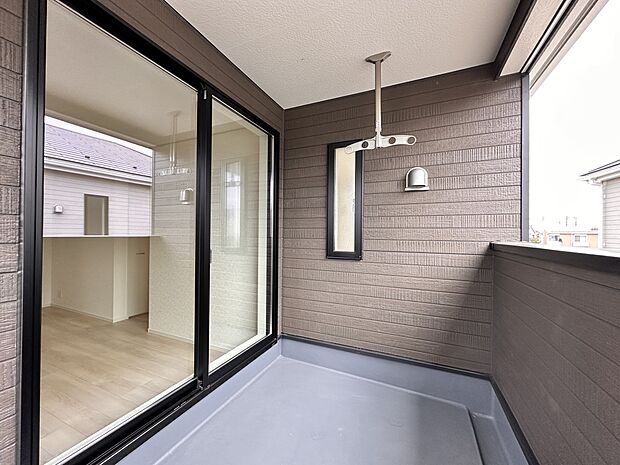 【バルコニー】  バルコニーから差し込む陽光・通風は、住環境・快適性と共に有り続ける貴重な「財産」です。