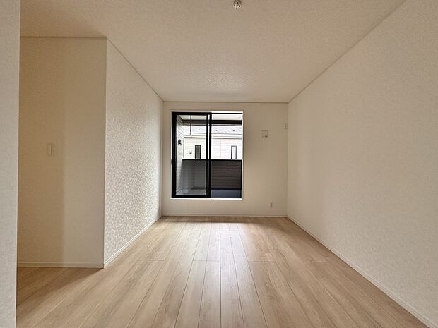 【洋室】大きな窓からたっぷりと陽光が注がれる明るい空間。シンプルにデザインされた室内。家具やレイアウトでお好みの空間に。