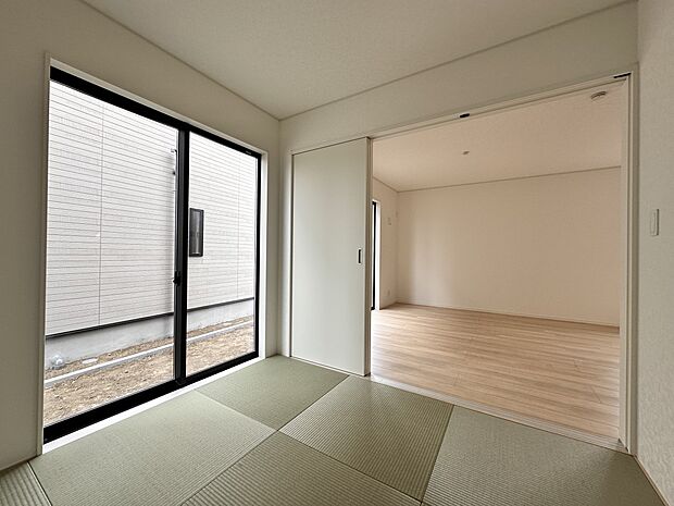 【和室】  畳には音を吸収する作用があるので、元気いっぱいのお子さんの遊び場所として、最適な空間となるでしょう。また、クッション性があるのでお子さんが転んでケガをするリスクを軽減してくれます…