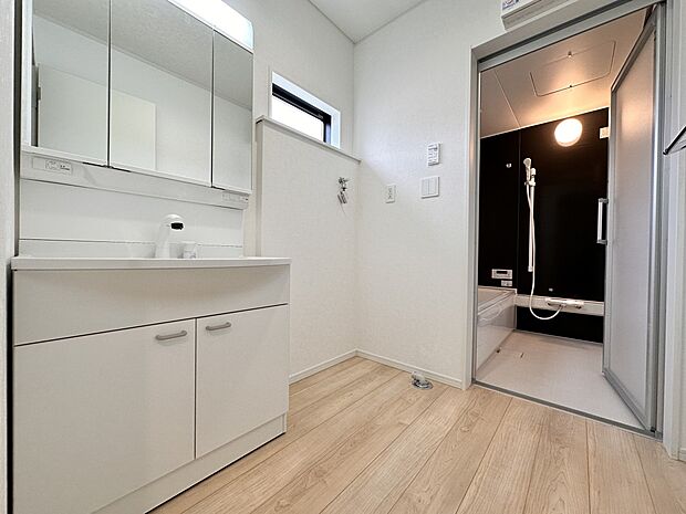 【脱衣所】洗面所は小さなプライベートスペース。歯磨き、洗顔と毎日施す個人空間。