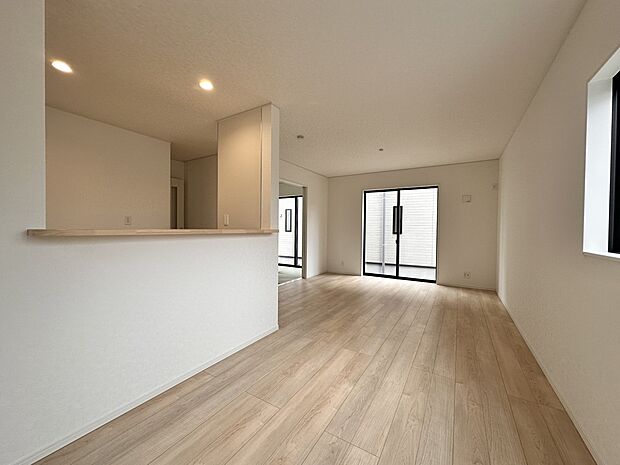 【LDK16.5帖】キッチンからダイニング、そしてリビングへの動線が短いため、料理をしながら他の家事をこなすのもスムーズ。