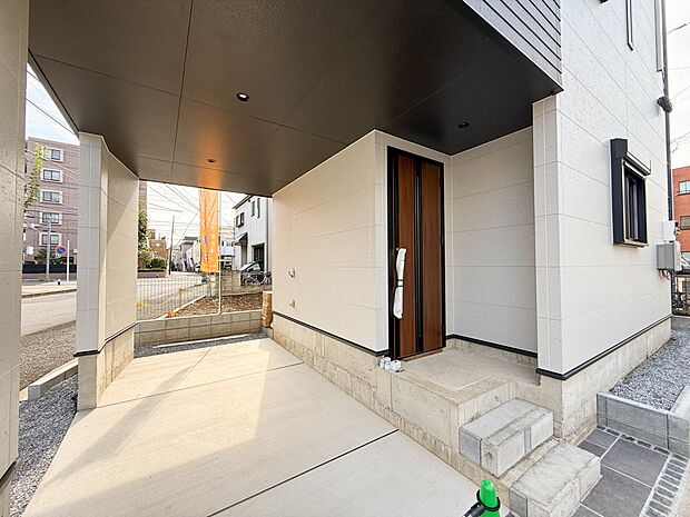 1号棟【玄関】玄関はおうちの顔と言われます。玄関アプローチは、外観デザインの印象を左右します。ご家族の個性を出しながら、素敵な玄関でお客様をお迎えしてください。