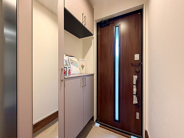 1号棟【玄関】大型のシューズボックスには靴やブーツ、サンダルはもちろん、ハンカチや手袋、バック類などのお出かけ用品、印鑑や朱肉なども収納可能です。