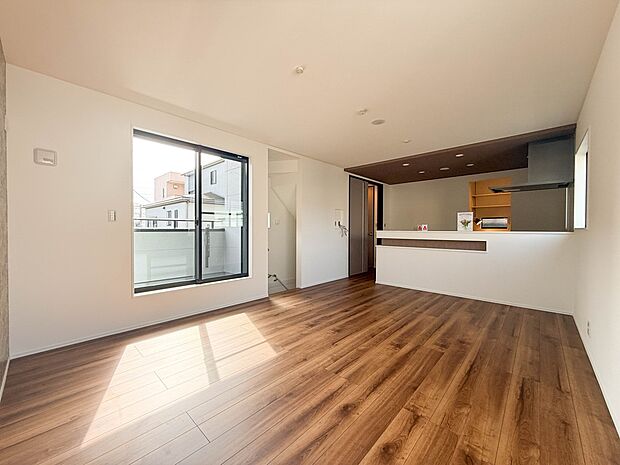 1号棟【LDK19帖】リビングルームの窓を開けると心地よい南風が入ってくる。キッズルームの窓を開けるとやさしい微風が入ってくる。家の中に風の道がある。風を生活の中で体験できる家。