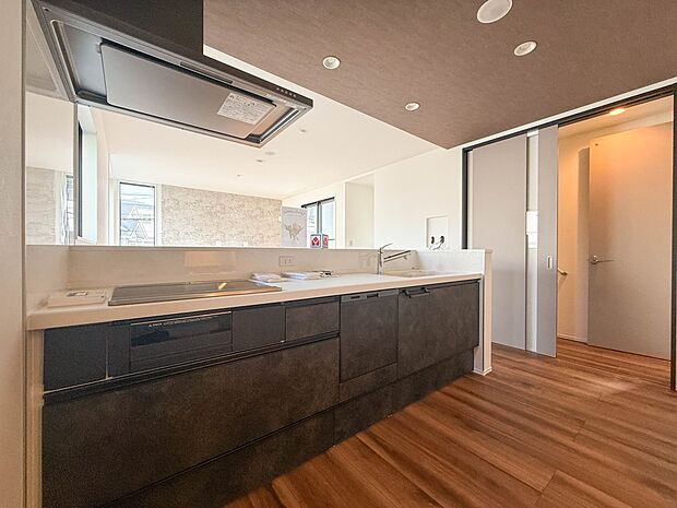 1号棟【キッチン】ナチュラルな自然光の中での調理。会話が弾む対面型キッチン。お洒落な食器類を余裕で収納できるスペース。動きやすい女性目線のキッチン動線。これからはお料理をつくる時間が劇的に変…