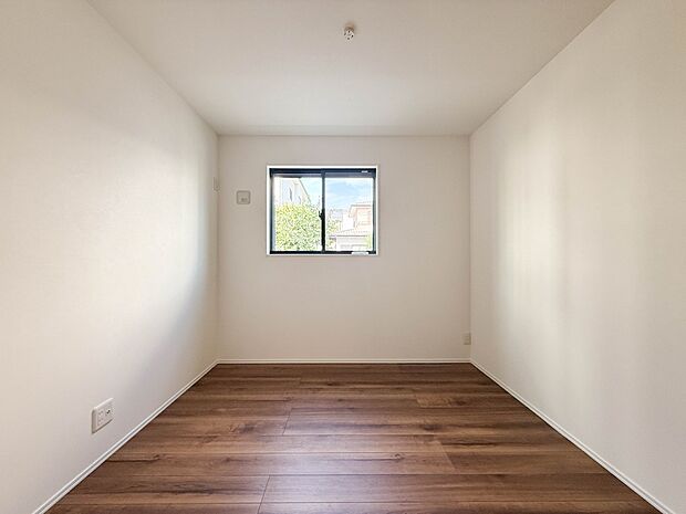 1号棟【4.5帖　寝室】大きな窓からたっぷりと陽光が注がれる明る  い空間。