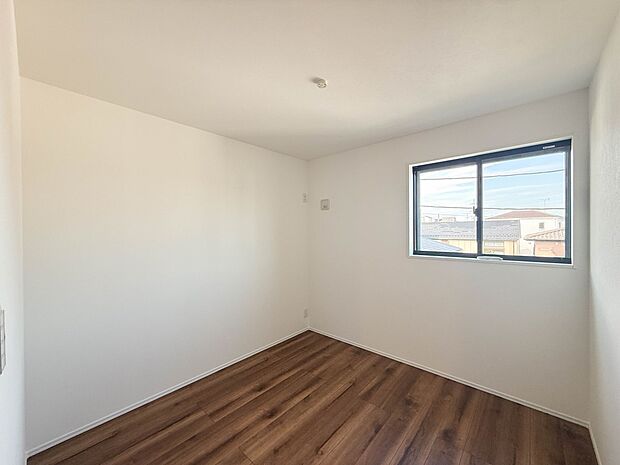 1号棟【4.5帖　子供部屋】クロークを備えたフローリング仕様の洋室です。