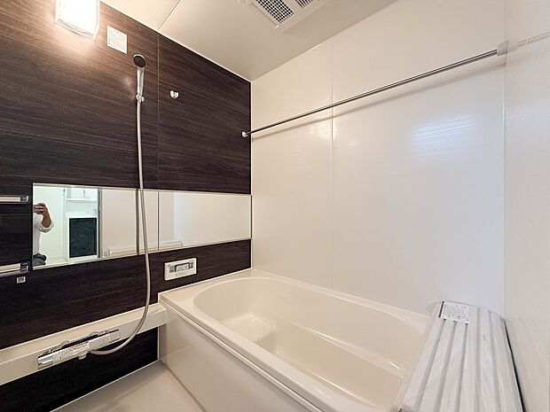 1号棟【浴室】きっとあなたのバスタイムも単なる習慣から特別な時間に変わるはず。一日の汚れとともに疲れを洗い流し、眠りに就く前の大事なリラックスタイムを演出