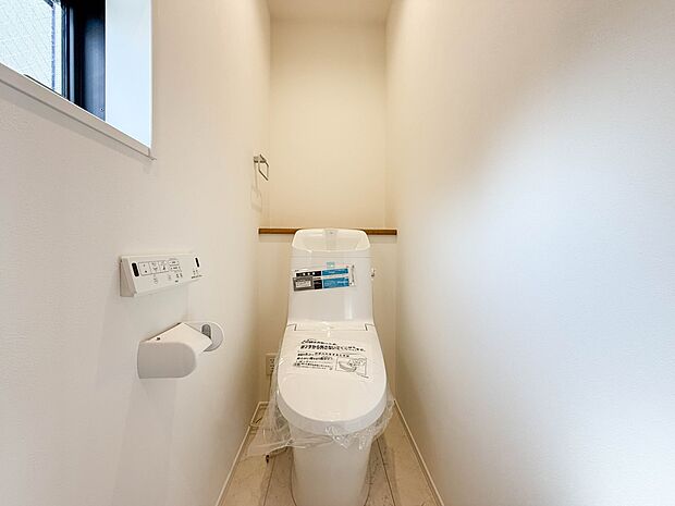 1号棟【トイレ】トイレ・ウォシュレット付。快適で衛生的な洗浄機能付温水シャワートイレです。