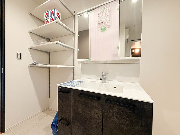 1号棟【洗面台】十分な大きさの洗面台は、身だしなみチェックや歯磨きなど、朝の慌ただしい時間でもホテルライクなスペースで余裕とゆとりを感じて頂けます。