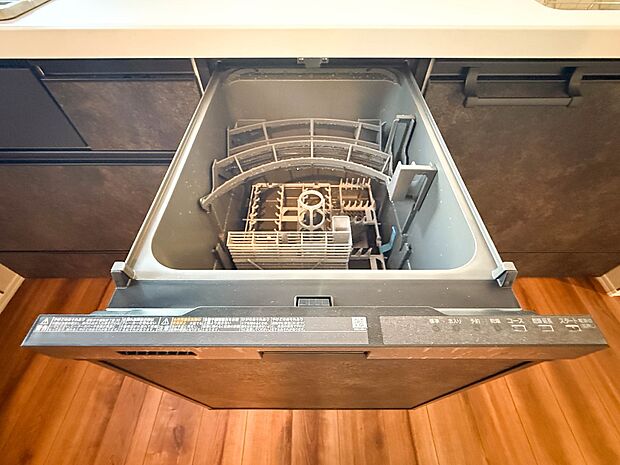 1号棟【ビルトイン食器洗浄乾燥機】食器洗いのわずらわしさから開放してくれる嬉しい設備。後片付けの手間を減らし奥様の時間を有効活用できます。お湯と洗剤を使う機会が少なくなるため、手荒れ防止にも…