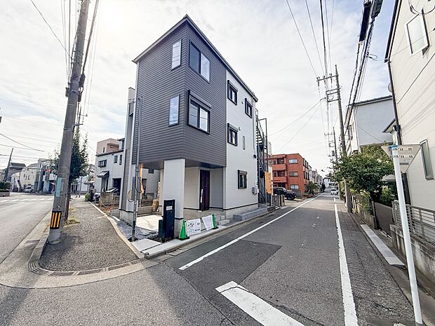 1号棟【前面道路南側6ｍ】家の前をまっすぐの通りが走っている。クルマは少なく、人々は毎朝、ウォーキング、ジョギング、犬の散歩など、フリーな朝時間を過ごしている。