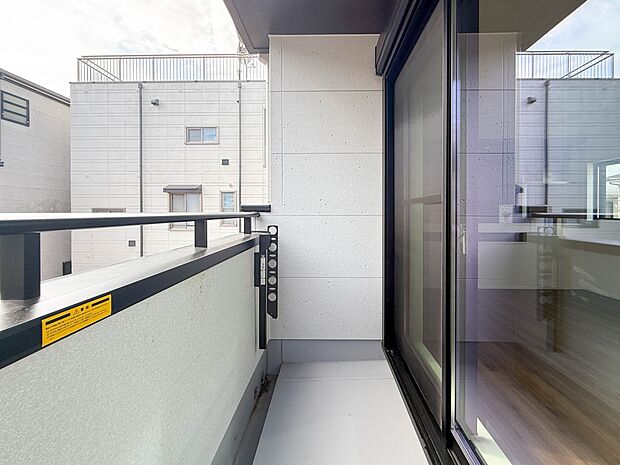 1号棟【バルコニー】朝の澄んだ空気や、夕方に吹く清々しい風を五感で感じられるバルコニー。屋外にあって、住まいの中でも本当の自然を感じられるスペースです。