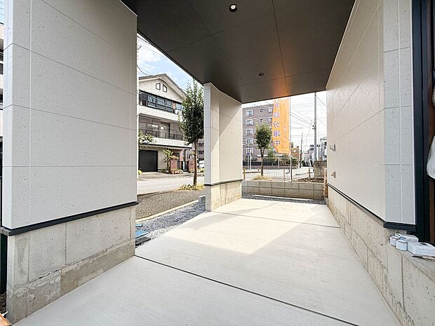 1号棟【駐車場】毎日の生活にマイカーが必須という方は、購入を検討する際、駐車場があることは大事な条件です。毎日の通勤や家族の送迎、買い物やお出かけなどクルマのある暮らしを満喫したい方は要チェ…