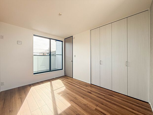 1号棟【　6帖　洋室】柔らかな陽光とフローリングの色味が調和した快適な空間。