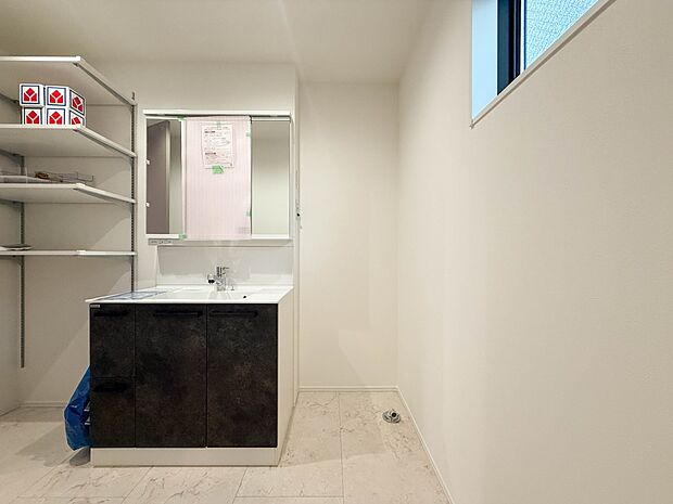 1号棟【ランドリースペース】毎日使う洗濯機。しっかりと奥行きのある置き場が確保されています。