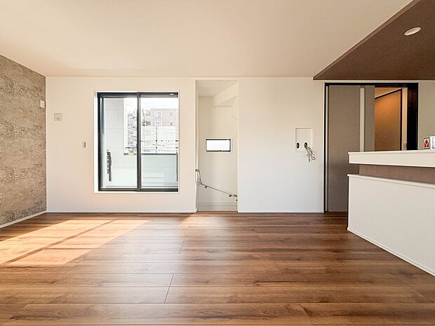 1号棟【LDK19帖】室内には豊かな陽光が注ぎ込み、爽やかな住空間を演出。