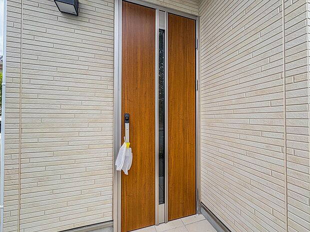 【玄関】家の顔となる玄関は、高いデザイン性が求められます。高級感と断熱性、防犯性に優れた玄関ドアを標準装備。ピッキング対策のセキュリティサムターン等、防犯に考慮しました。