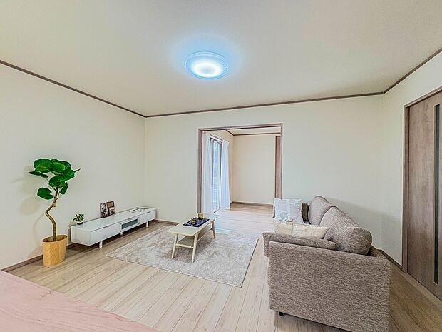 【リビング】 整然とした空間演出、快適な理想の暮らしの実現は家のみの拘りではなく、そこで暮らす方々にとって素敵な環境であることも挙げられると思います。四季折々の変化が奏でる鼓動を楽しんで下…