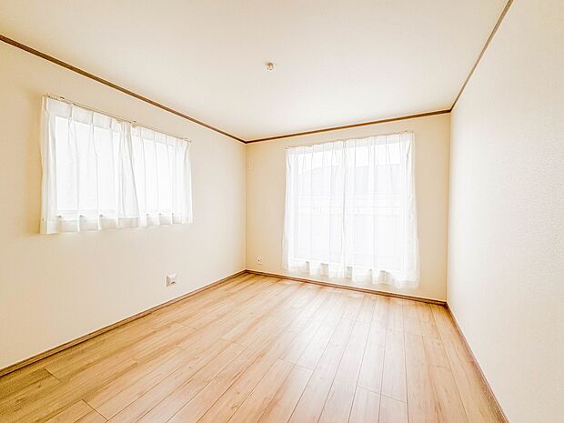 【洋室7.26帖】シンプルな内装はおしゃれのポイントです。シンプルは華美より飽きがこないからです。色や模様でおしゃれ感をだす。それがシンプルイズビューティーです。