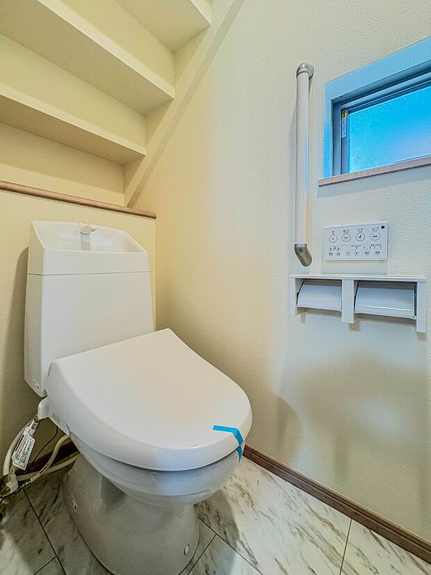 【トイレ】トイレ・ウォシュレット付。快適で衛生的な洗浄機能付温水シャワートイレです。