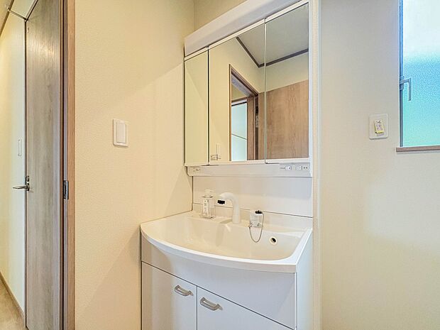 【洗面台】 十分な大きさの洗面台は、身だしなみチェックや歯磨きなど、朝の慌ただしい時間でもホテルライクなスペースで余裕とゆとりを感じて頂けます。