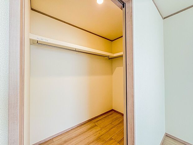 【WIC(ウォークインクローゼット)】 たくさんの洋服をかけてもシワになりにくいウォークインクローゼット。洋服以外にも、普段使わない家電やスーツケース、ストック品など何でも片付く嬉しい空間…