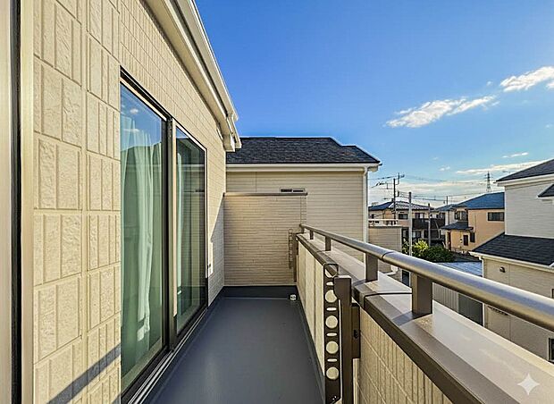 【バルコニー】澄み切った青空と、心地良い風を感じるワイドバルコニー。