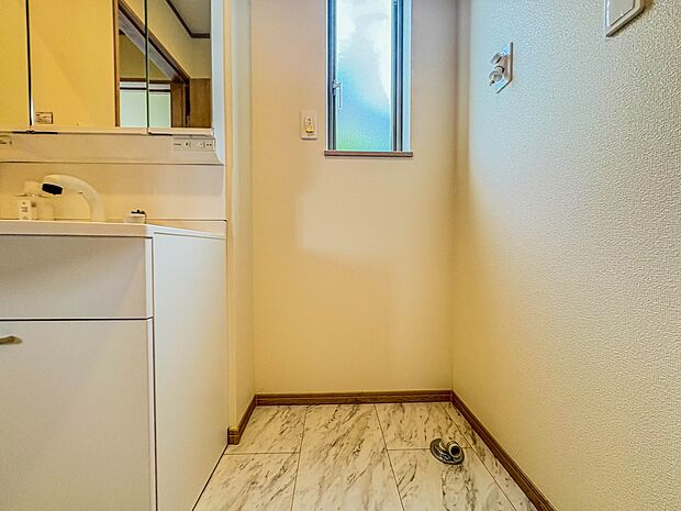 【ランドリースペース】毎日使う洗濯機。しっかりと奥行きのある置き場が確保されています。