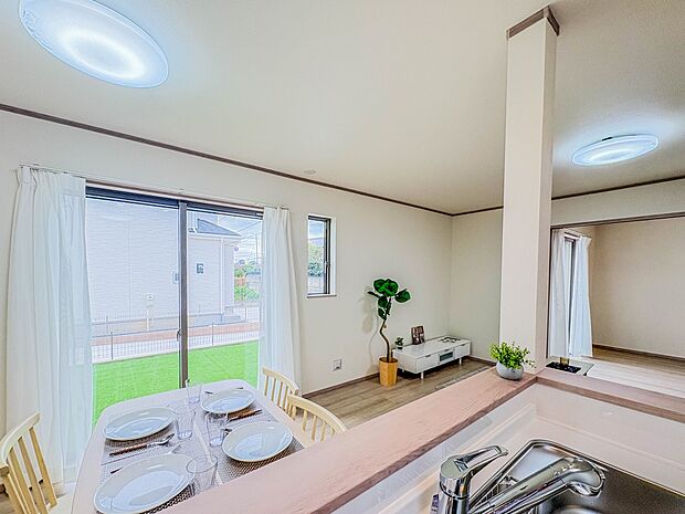 【ダイニングキッチン】会話でホッとコミュニケーションできるリビング。料理でホッとハピネスになるキッチンなど。人をホッとさせる最新設備・仕様を採用しています。