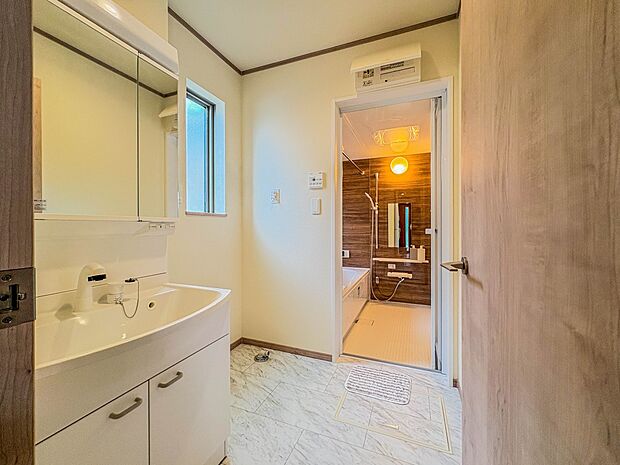 【脱衣所】洗面所は小さなプライベートスペース。歯磨き、洗顔と毎日施す個人空間。