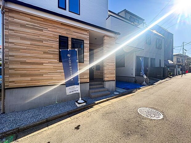 【玄関】家の顔となる玄関は、高いデザイン性が求められます。高級感と断熱性、防犯性に優れた玄関ドアを標準装備。ピッキング対策のセキュリティサムターン等、防犯に考慮しました。