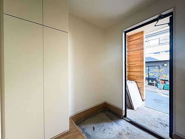 1号棟【玄関】上質感漂うアプローチ。居住者の帰り、訪れる方を優しく迎える。