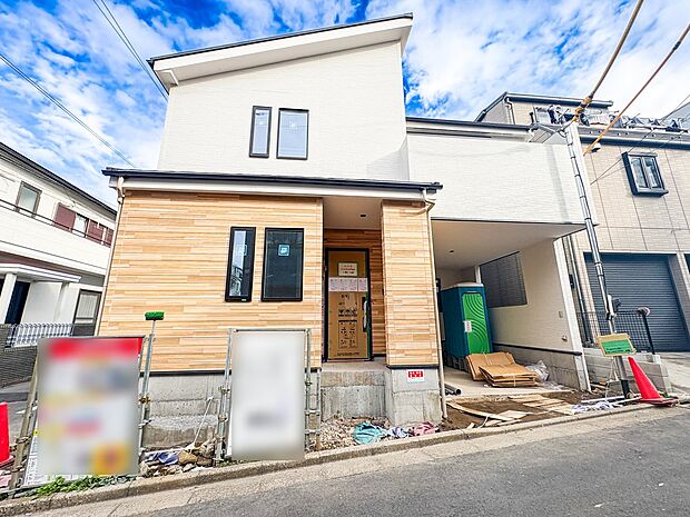 【玄関】家の顔となる玄関は、高いデザイン性が求められます。高級感と断熱性、防犯性に優れた玄関ドアを標準装備。ピッキング対策のセキュリティサムターン等、防犯に考慮しました。