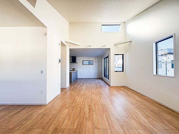 1号棟【LDK25.5帖】うららかな陽射しがどのお部屋にも降り注ぎますように、快適さを追求した間取設計。得難い立地環境での生活を恵みの豊かな永住の地へと変えてくれます。