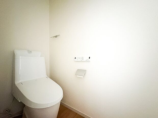 1号棟【トイレ】いつも清潔なスペースであってほしいのが毎日使うトイレです。掃除がしやすいのはもちろん、落ち着けるスペースとして機能することも大切です。