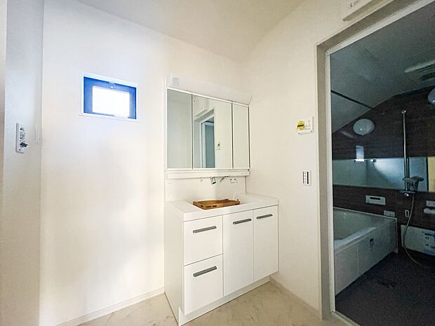 1号棟【洗面台】大きく見やすい三面鏡で清潔感ある洗面台は、身だしなみチェックや肌のお手入れに最適です。何かと物が増える場所だからこそ、スッキリと見映えの良い空間に拵えました。