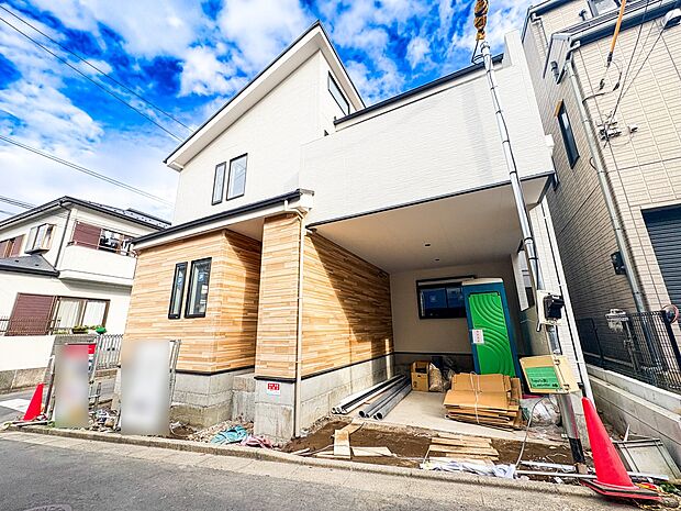 【外観】家族の成長を見守る25.5帖の大型LDK！LDK15帖以上の物件は多いですが、25.5帖は異次元の広さです。広々とした2階建ての設計で、床暖房・食洗機などの最新設備が、日々の暮らしを…