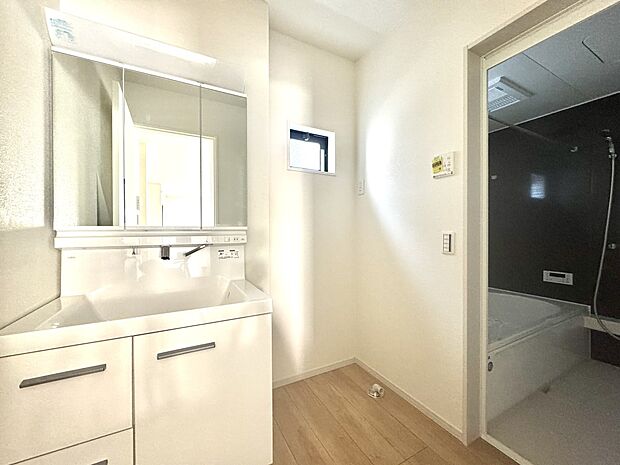 1号棟【ランドリースペース】毎日使う洗濯機。しっかりと奥行きのある置き場が確保されています。