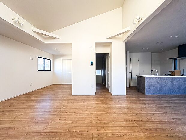 1号棟【LDK25.5帖】通風・採光に優れ、心地よい光と風が溢れています。贅沢で豊かな居住性とプライドを満たすクオリティが見事に調和した住空間。こちらの写真はCGで家具を設置しております。